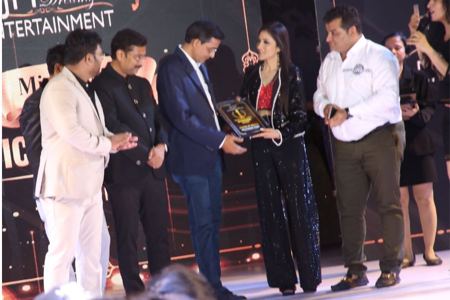 Bollywood Town magazine rocks once again, wins “Popular Magazine of the Industry” award