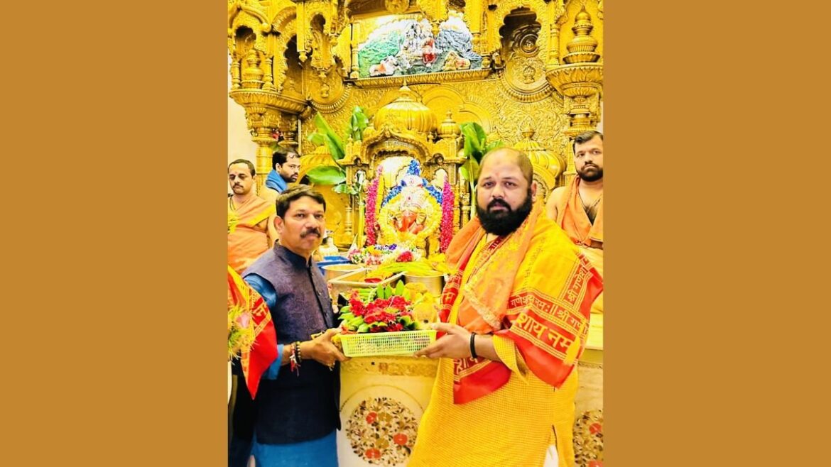 World Champion Gaurav Sharma reached Shri Siddhivinayak Temple