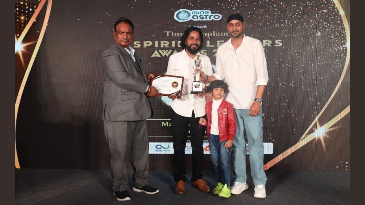 Mr. Mangesh Pagare Receives the Social Award at Times Applaud Inspiring Leaders Award – 2023, Honored by Harbhajan Singh